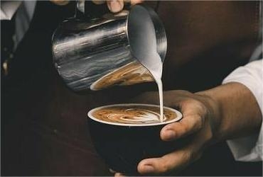 Barista và Bartender có giống nhau? Quán mới mở có cần thuê Barista và Bartender