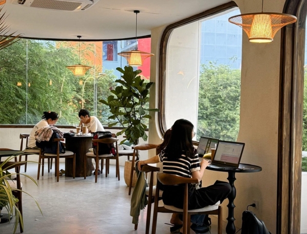 Mở Quán Cafe Gần Trường Học: Cách Chọn Mặt Bằng & Menu Hút Sinh Viên