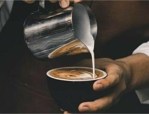 Barista và Bartender có giống nhau? Quán mới mở có cần thuê Barista và Bartender
