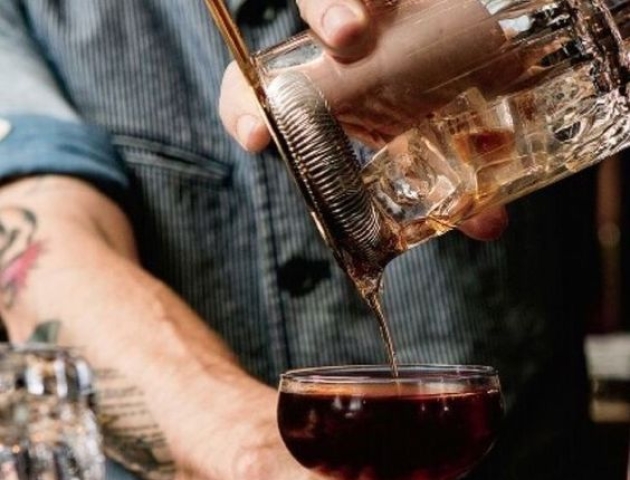 Tạo ra những hương vị độc đáo: Học cách pha chế cocktail tại trung tâm đào tạo Bartender hàng đầu