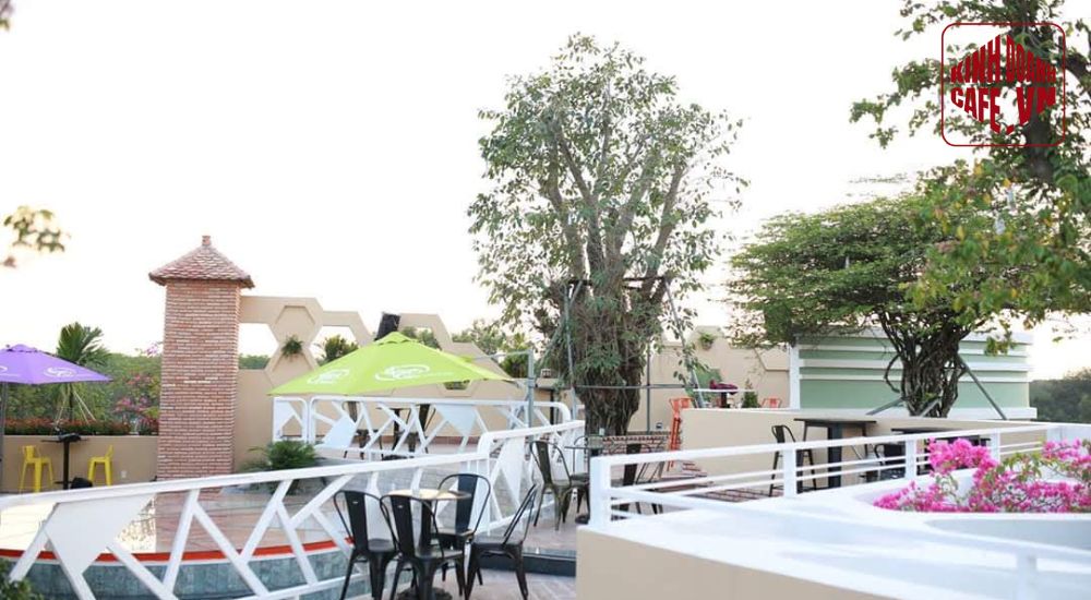 Không gian quán cafe mở với sân thượng ngoài trời