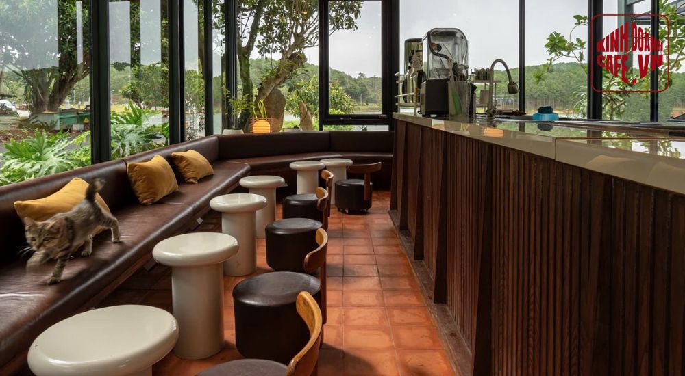 Quán cafe không gian mở với nội thất gỗ ấm cúng