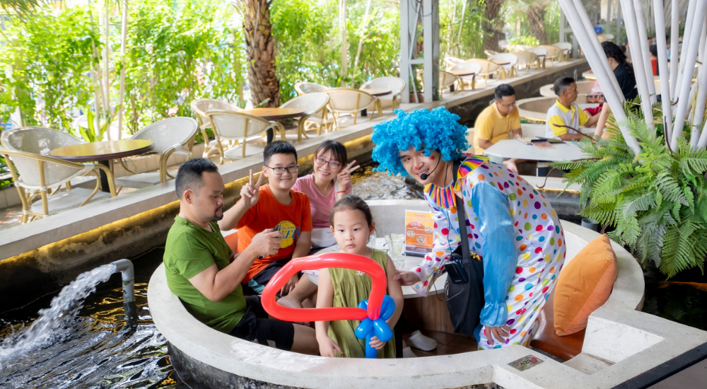 Chú hề hoạt náo tại quán cà phê cá Koi