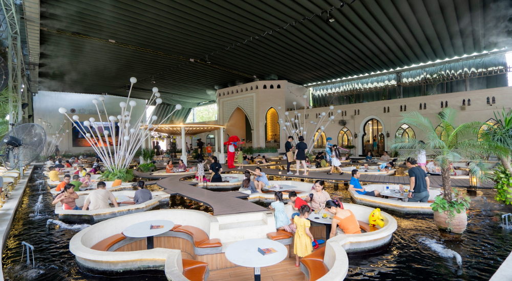 Không gian mở tại quán King Koi Coffee quận 9