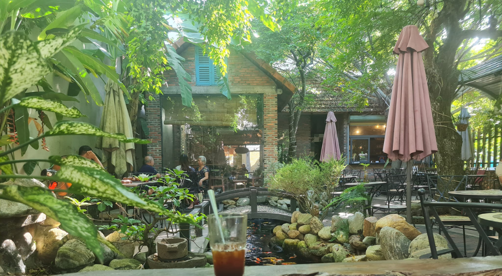 Không gian sân vườn xanh mát tại Vườn Xưa - KOI cafe