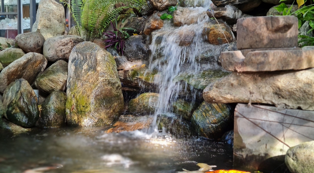 Suối nhân tạo tại Vườn Xưa - KOI cafe