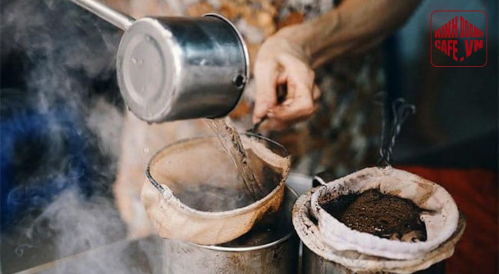 Cà phê vợt – Hương vị xưa giữa phố thị hiện đại