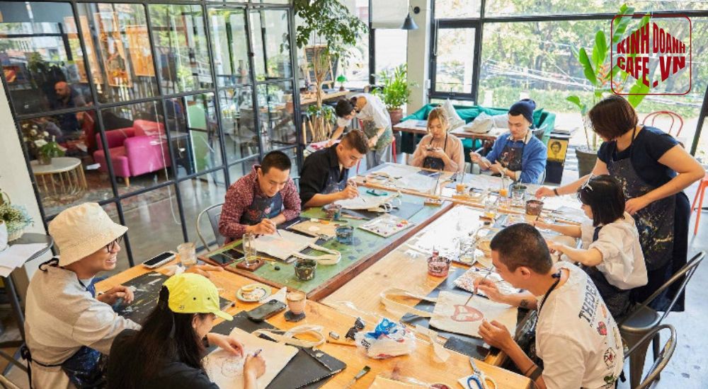 Khu vực hoạt động nhỏ tăng trải nghiệm sinh động cho mô hình quán cafe nhỏ đẹp