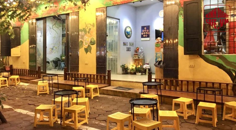 Trang trí theo màu sắc tạo sự hài hòa và dễ nhận diện cho mô hình quán cafe nhỏ đẹp