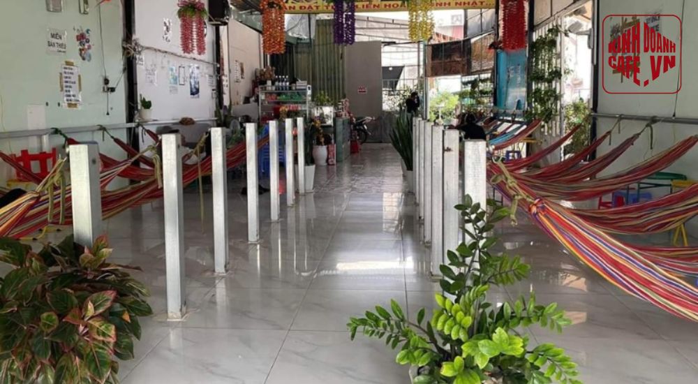Không gian mộc mạc và dễ chịu tại quán cà phê võng Bàu Cát