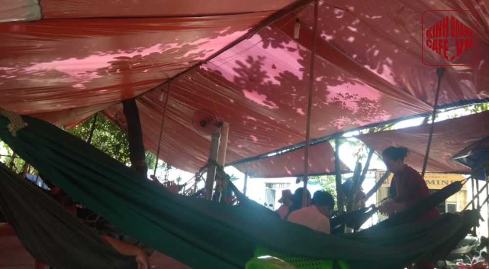 Trải nghiệm thư giãn đơn giản tại quán cafe võng Cầu Đỏ