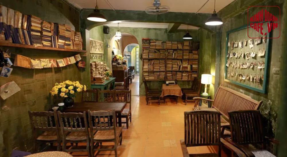 Phối màu trầm ấm giúp quán cafe Vintage thể hiện rõ chiều sâu và cảm xúc hoài cổ