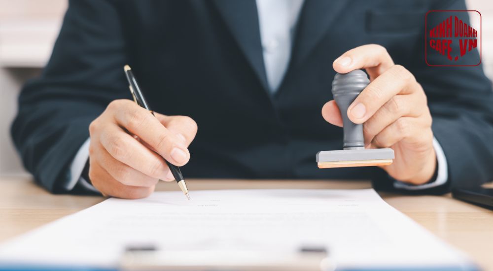 Hoàn tất thủ tục pháp lý là cách lập kế hoạch kinh doanh quán cafe ổn định và bền vững