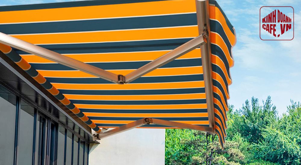 Mái che kéo tay linh hoạt giúp điều chỉnh tiện lợi cho quán