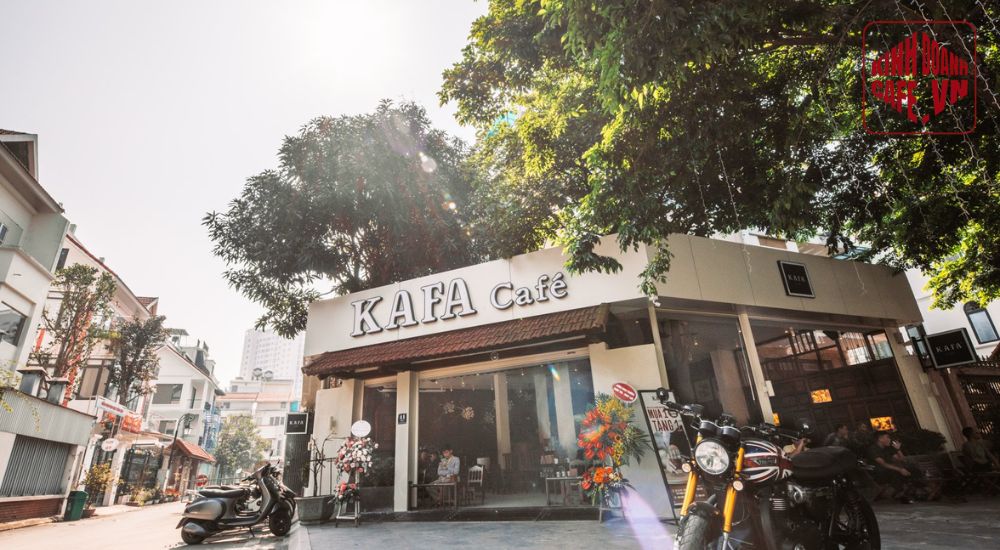 Bố trí mặt bằng quán cafe ở góc ngã tư giúp tăng khả năng nhận diện và thu hút khách từ nhiều hướng