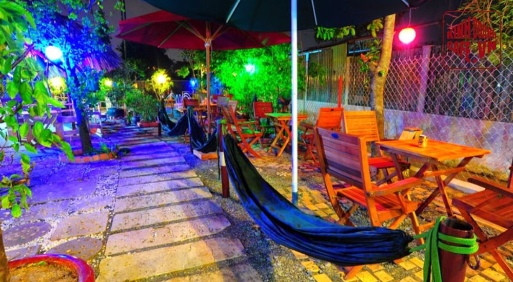 Cafe sân vườn võng thoải mái
