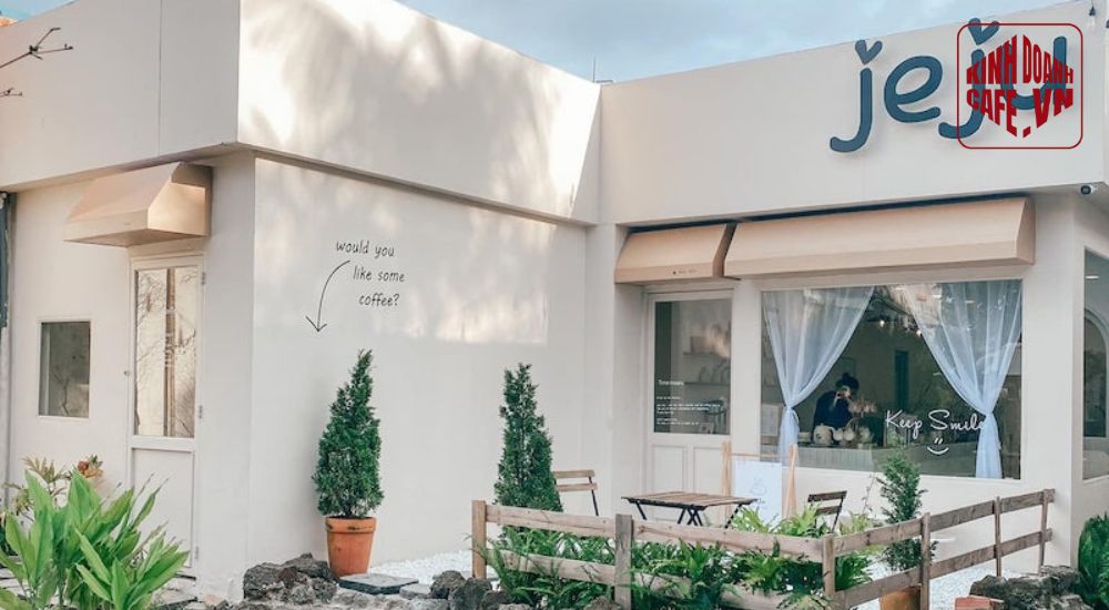 JeJu Coffee có đa dạng góc sống ảo với màu sắc rực rỡ và pastel nhẹ nhàng