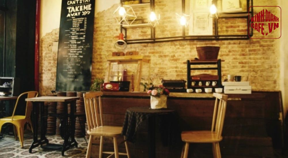 Ánh sáng vàng giúp cafe phong cách cổ điển thêm chiều sâu và ấm áp