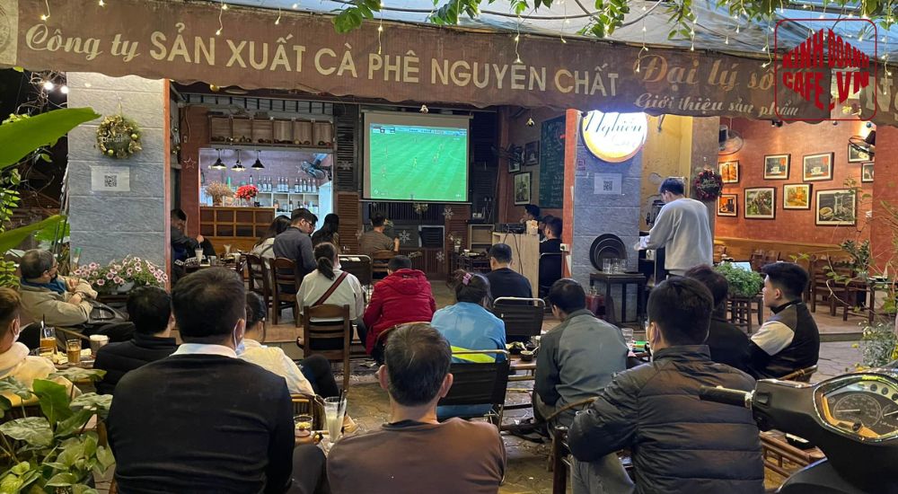 Cafe cóc kết hợp xem bóng đá giúp thu hút nhóm khách yêu thể thao và cà phê