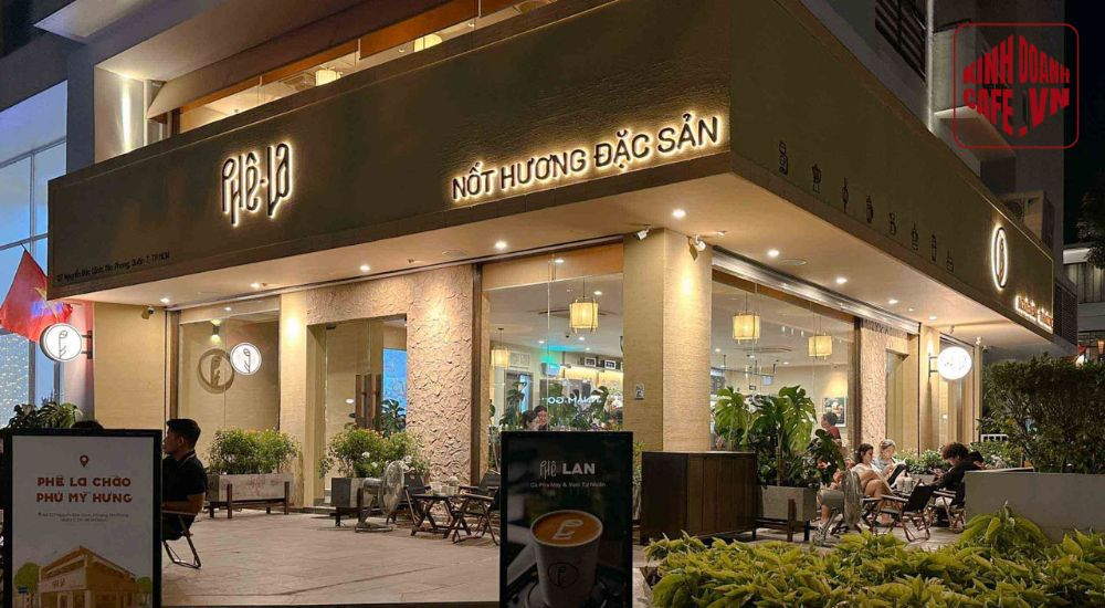 Bảng hiệu giúp quán cafe góc 2 mặt tiền nổi bật từ nhiều hướng nhìn