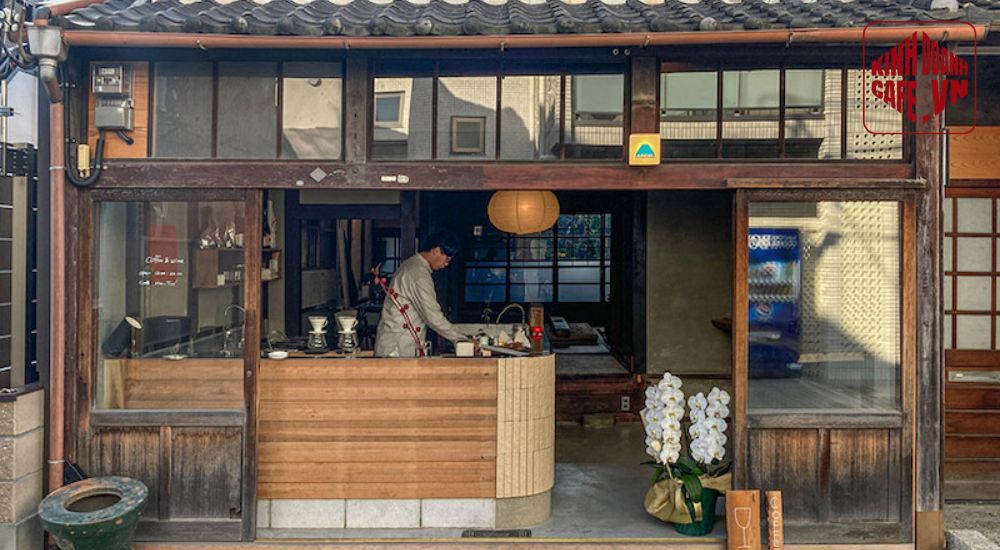 Phong cách Nhật Bản giúp tạo không gian yên tĩnh và cân bằng cho quán cafe mặt tiền nhỏ