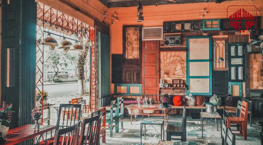 Phong cách Vintage mang lại không gian ấm cúng và cảm giác thư giãn cho quán cafe mặt tiền nhỏ