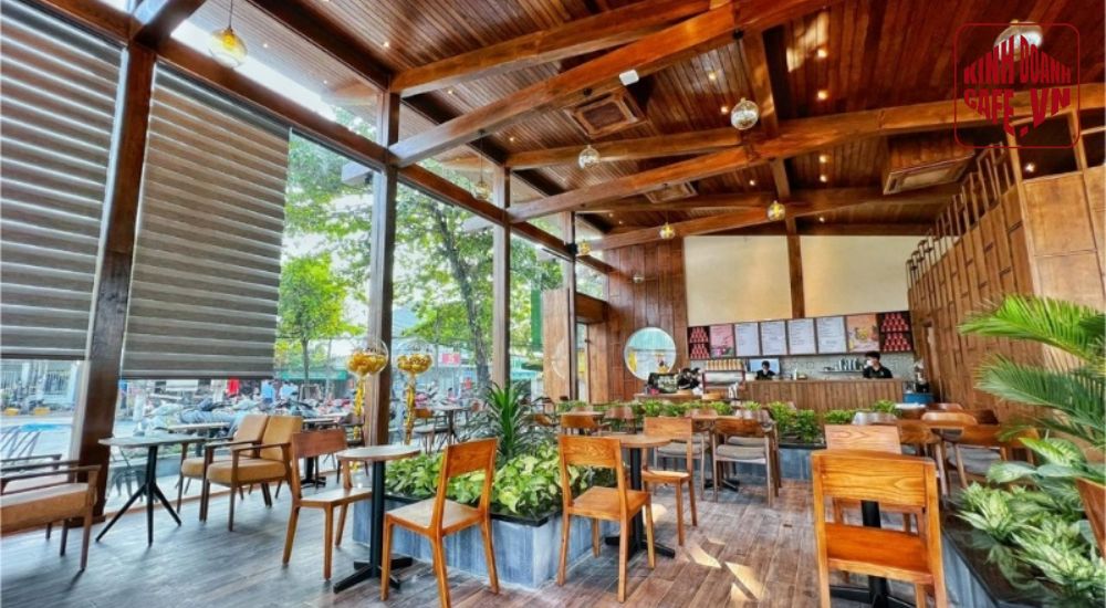 Trang trí trần quán cafe đẹp bằng gỗ giúp tạo cảm giác ấm cúng và sang trọng