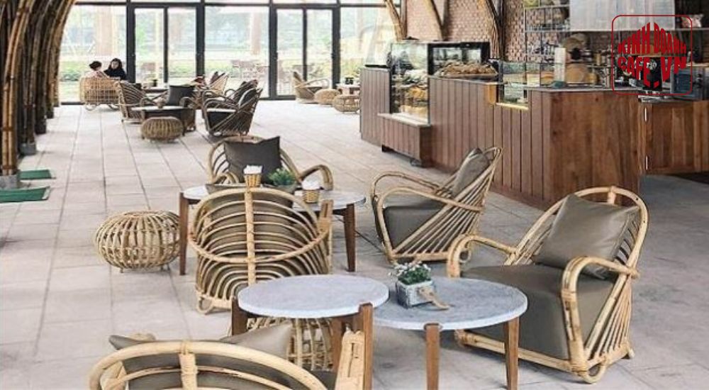 Bàn ghế tre giúp quán giữ nét đẹp mộc mạc, thủ công và gần gũi với khách