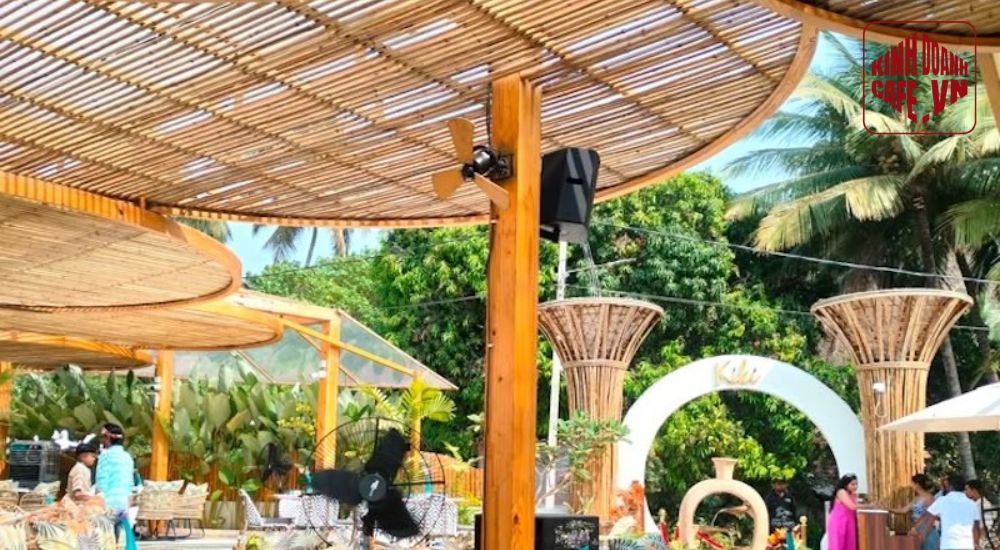 Khu vực ngoài trời với giàn tre thoáng mát, tận dụng ánh sáng và không khí tự nhiên