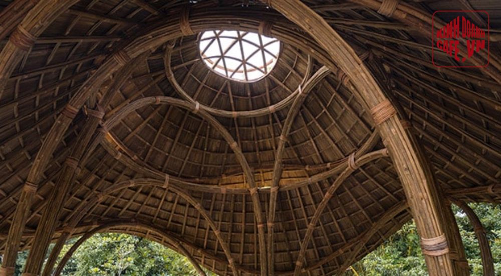 Trần tre uốn cong giúp tăng tính thẩm mỹ, mang lại không gian mềm mại và độc đáo